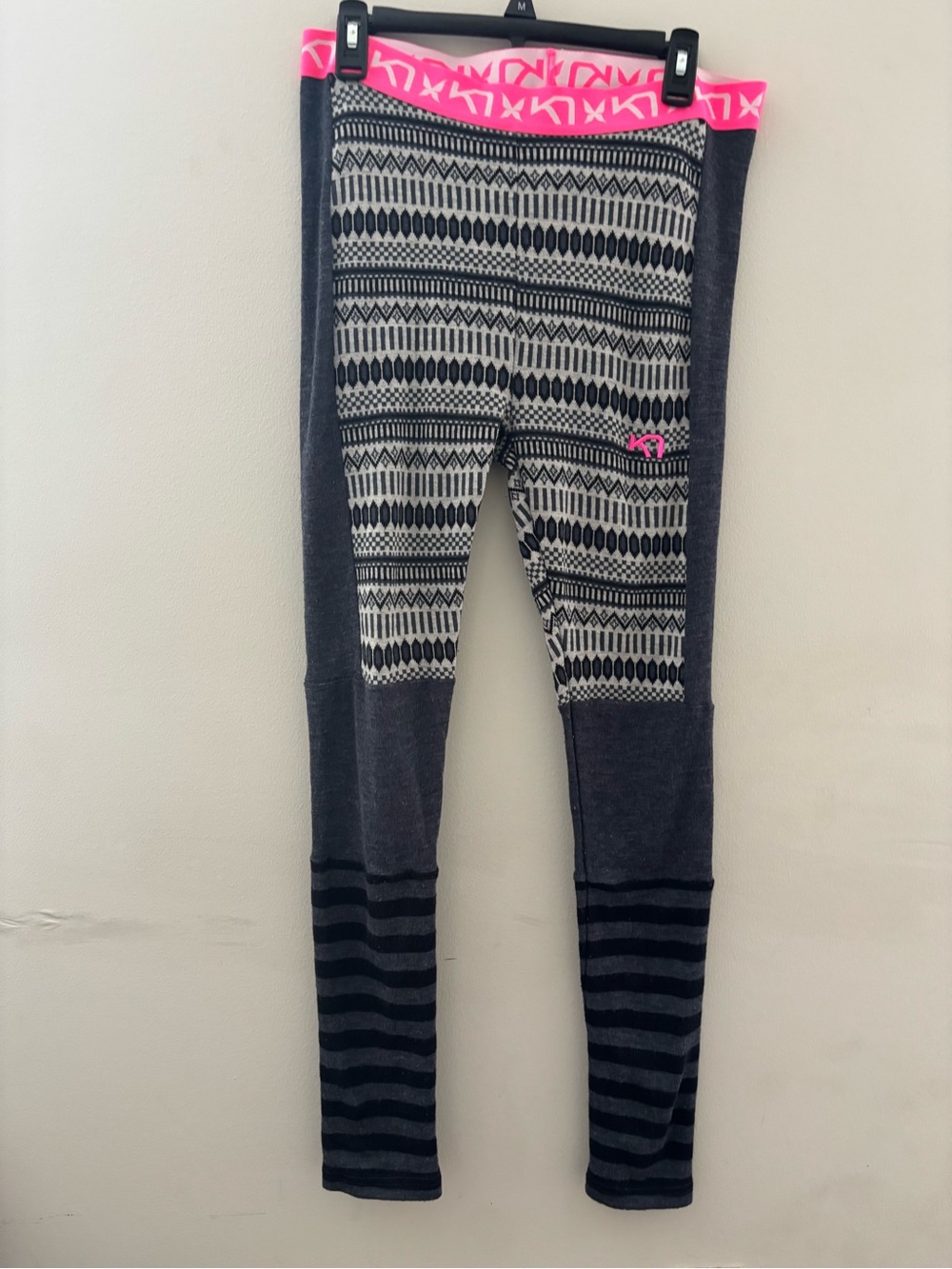 Kari Traa Women Gray Patterned Leggings with Pink Waistband Size L